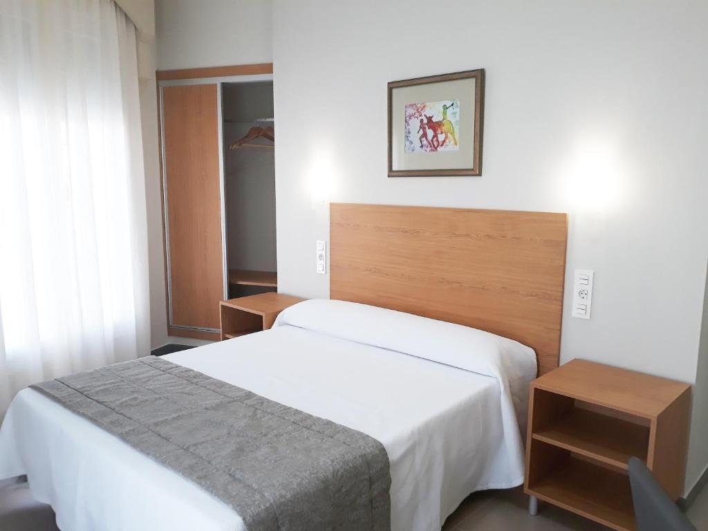 Double Room at Hostal Montemayor with a double bed and wardrobe